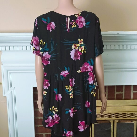 Torrid Floral Gauze Babydoll Top 2 Short Sleeve Keyhole Front Black Pink Tunic - Picture 4 of 7